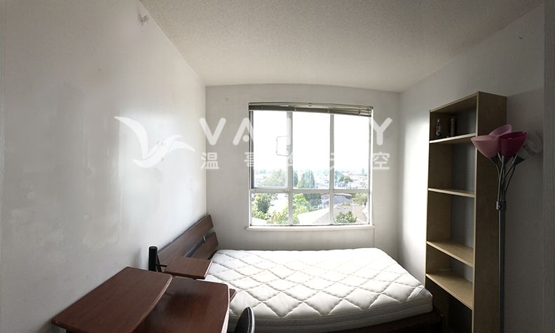 241014130543_Big second bedroom.jpg